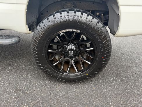 Used 2018 Nissan Titan SV image 24