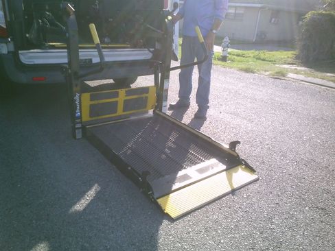 Used 2009 Ford E-250 and Econoline 250 Club Wagon image 2