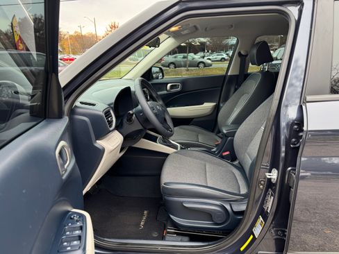 Used 2022 Hyundai Venue Limited image 9