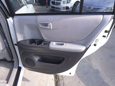 Used 2004 Toyota Highlander image 13