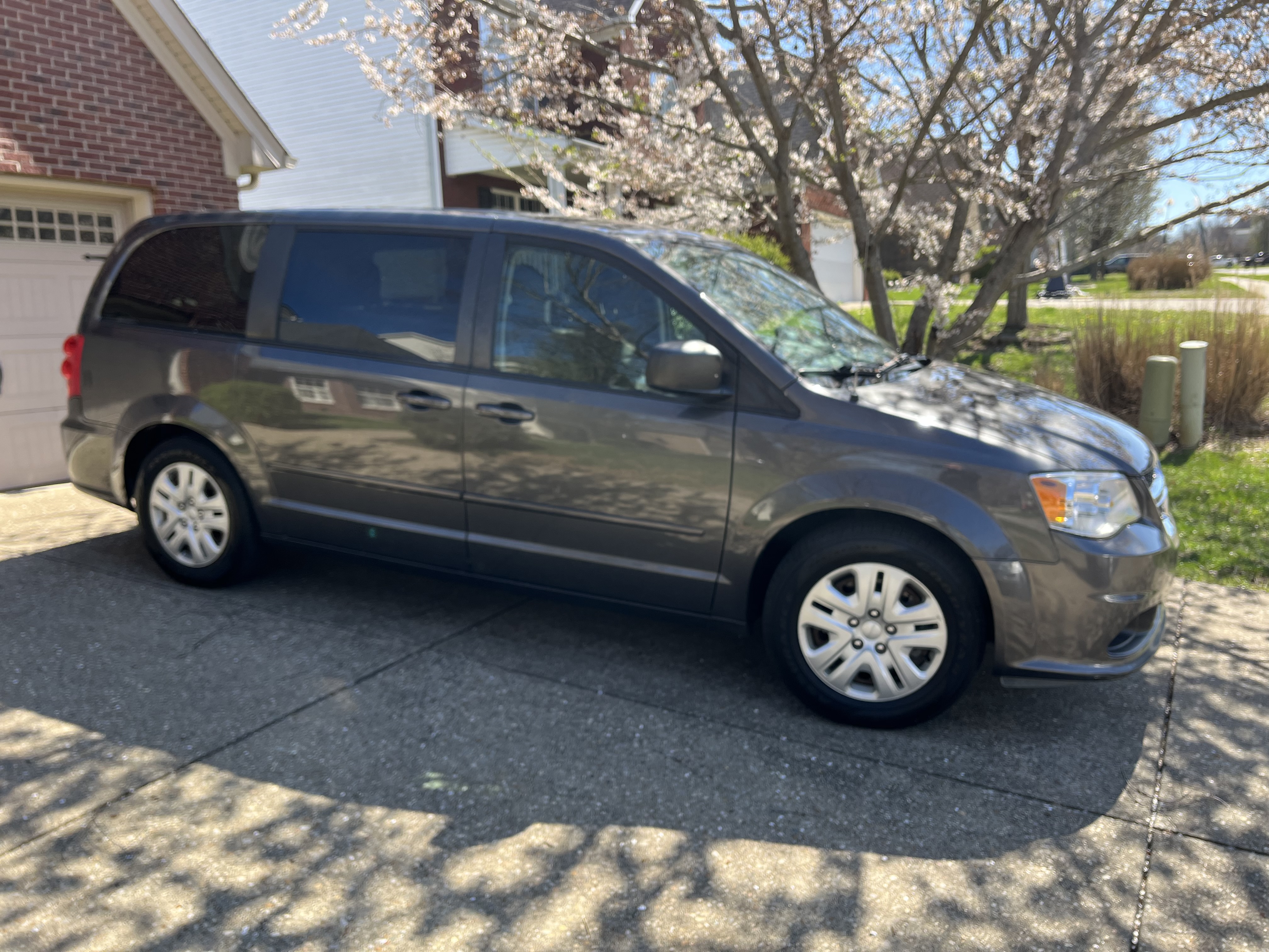 Used 2015 Dodge Grand Caravan SE FWD image 1