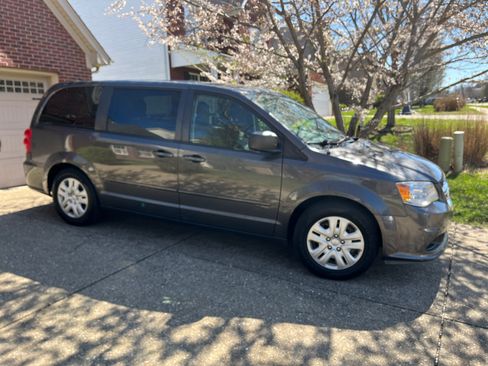 Used 2015 Dodge Grand Caravan SE image 1