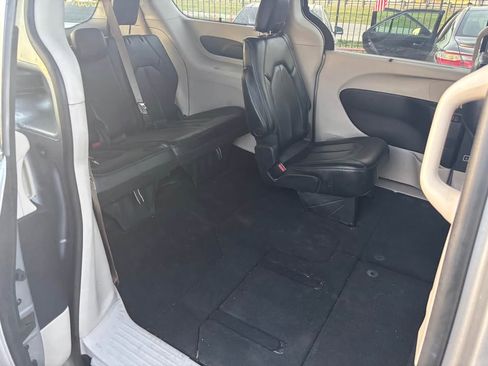 Used 2020 Chrysler Pacifica Touring-L image 7