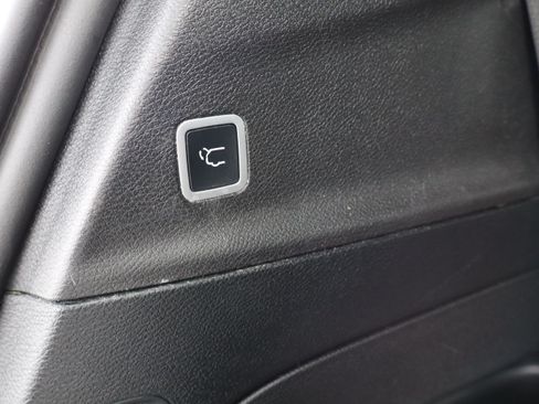 Used 2019 Chrysler Pacifica Touring-L FWD image 18
