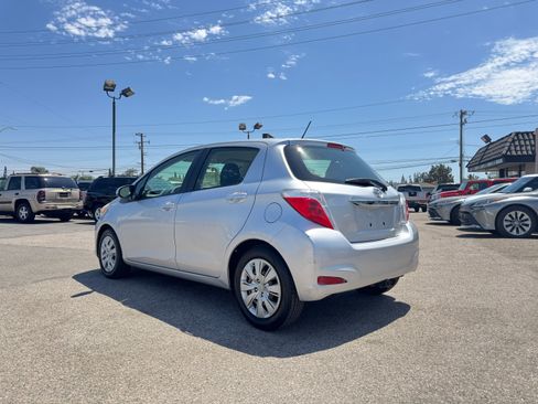 Used 2012 Toyota Yaris 4-Door Hatchback FWD image 5