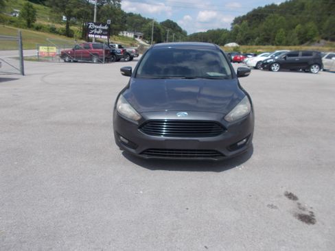 Used 2017 Ford Focus SE Sedan FWD image 2