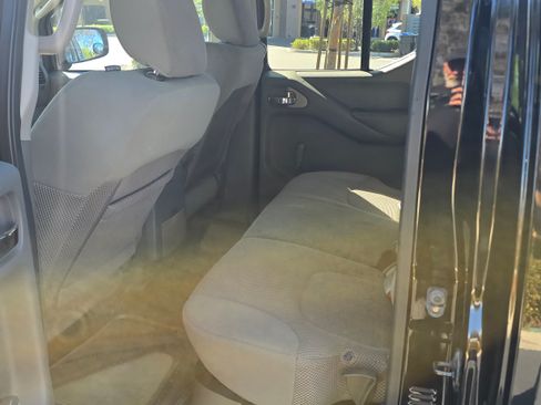 Used 2011 Nissan Frontier SE image 19