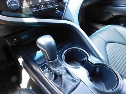 Used 2019 Toyota Camry SE FWD image 17