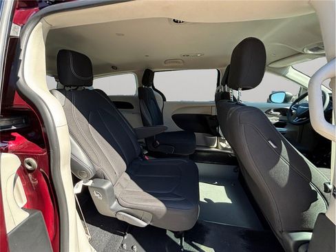 Used 2023 Chrysler Voyager LX image 38