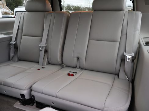 Used 2014 Chevrolet Suburban LTZ image 12