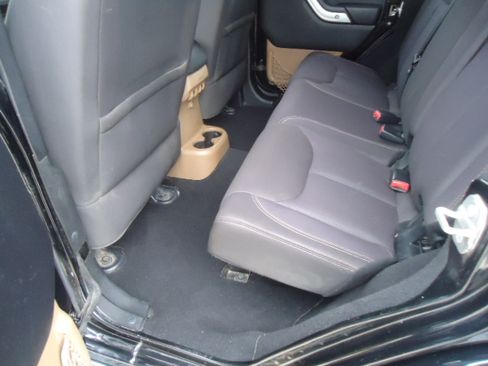 Used 2014 Jeep Wrangler 4WD Unlimited Sahara image 14