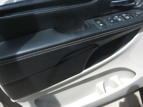 Used 2019 Dodge Grand Caravan SXT FWD image 8