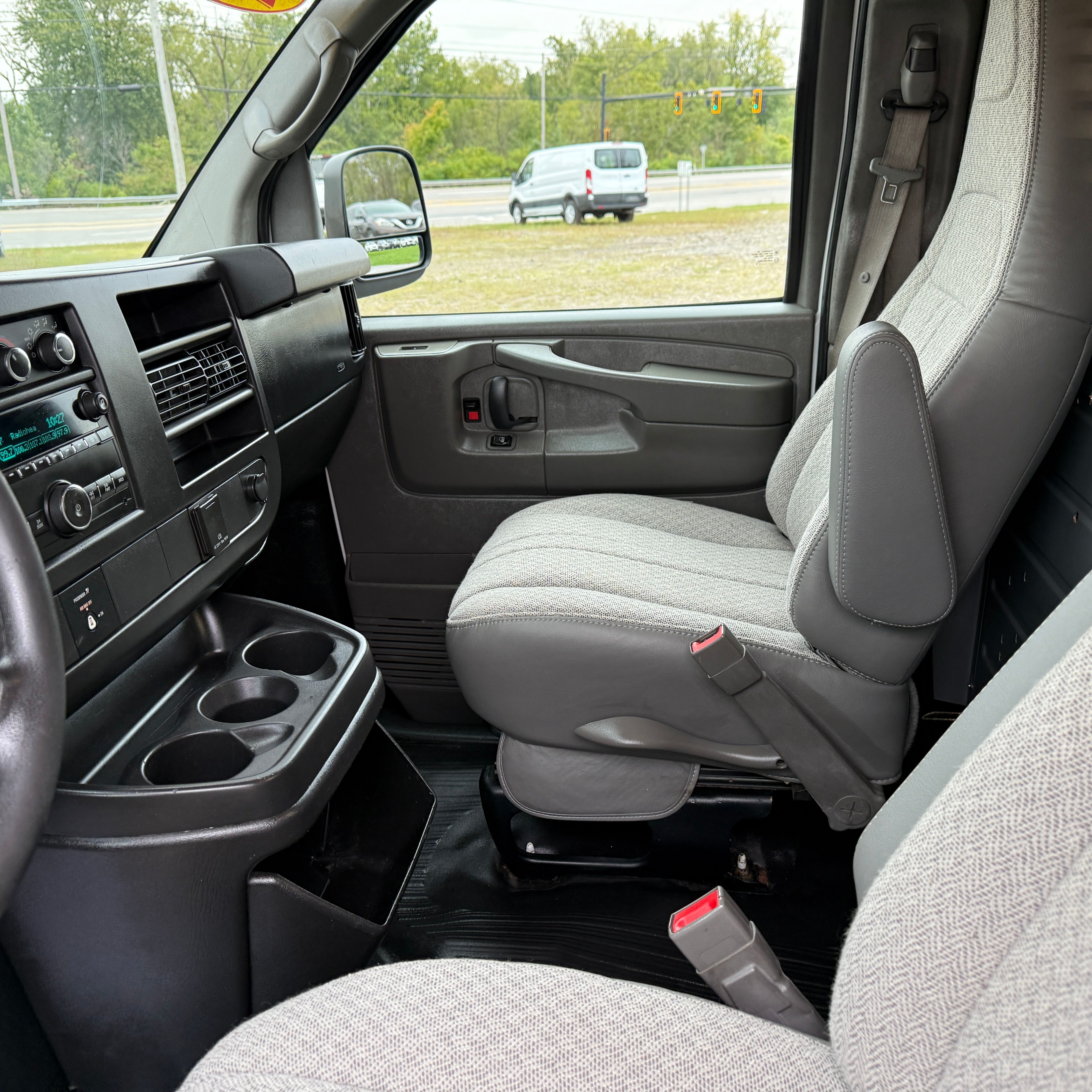 Used 2015 Chevrolet Express 3500 Extended RWD image 14