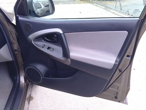 Used 2012 Toyota RAV4 image 11