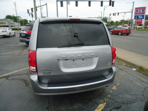 Used 2019 Dodge Grand Caravan SXT FWD image 2