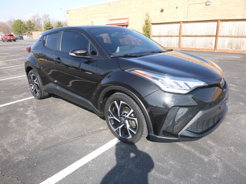 Used 2021 Toyota C-HR XLE image 4