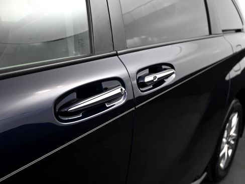 Used 2022 Toyota Sienna Limited image 14