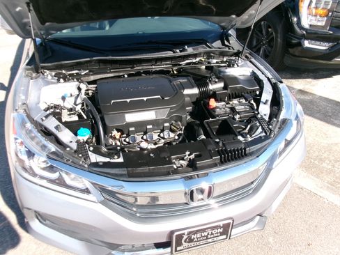 Used 2017 Honda Accord EX-L image 9