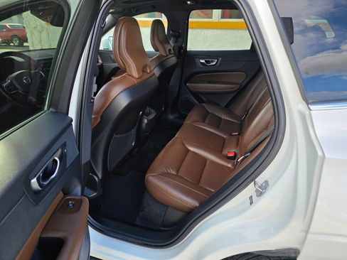 Used 2021 Volvo XC60 T5 Momentum image 7