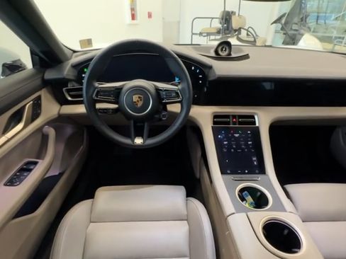Used 2022 Porsche Taycan image 21