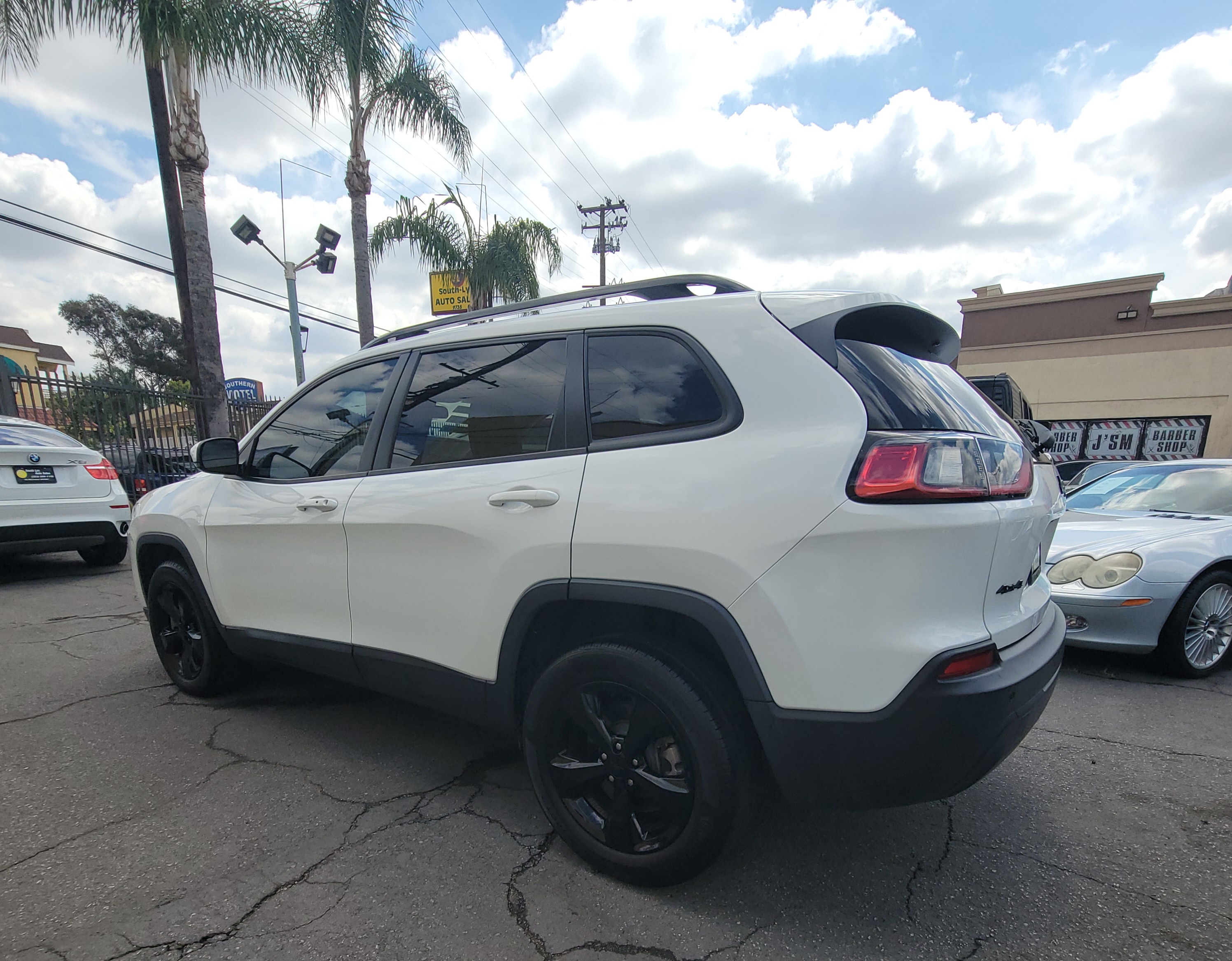 Used 2020 Jeep Cherokee Altitude AWD/4WD image 4