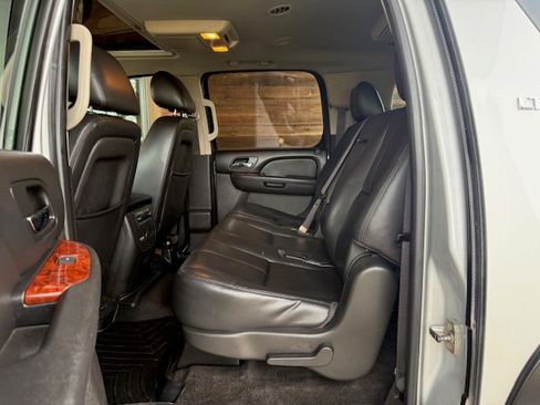 Used 2014 Chevrolet Suburban LT image 17