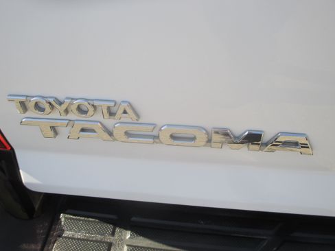 Used 2014 Toyota Tacoma w/ SR5 Package RWD image 7
