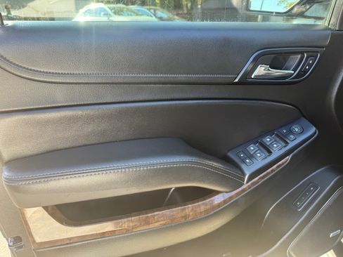Used 2019 Chevrolet Suburban LT image 7