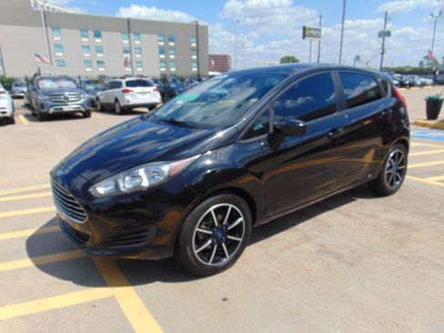 Used 2015 Ford Fiesta SE image 4