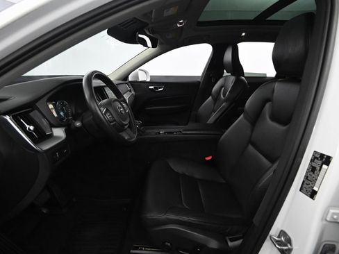 Used 2019 Volvo XC60 T5 Momentum w/ Multimedia Package image 36