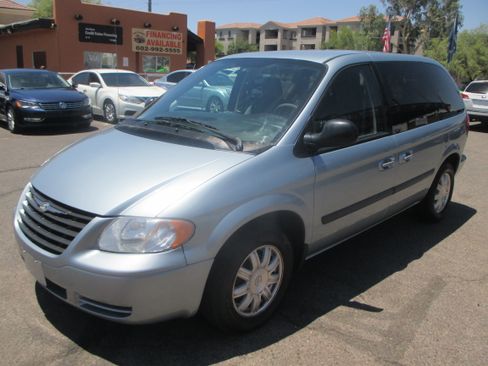 Used 2005 Chrysler Town & Country Limited FWD image 15