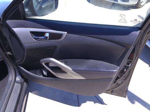 Used 2013 Hyundai Veloster FWD image 12