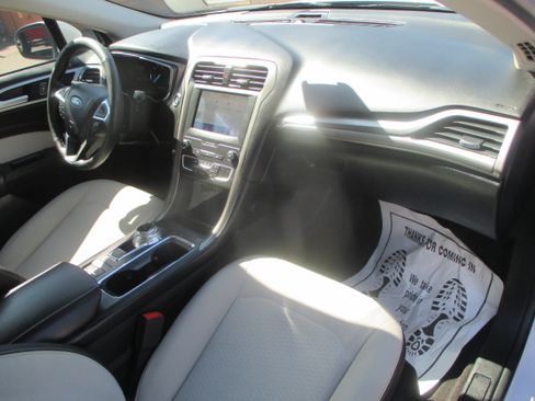 Used 2020 Ford Fusion SE FWD image 8