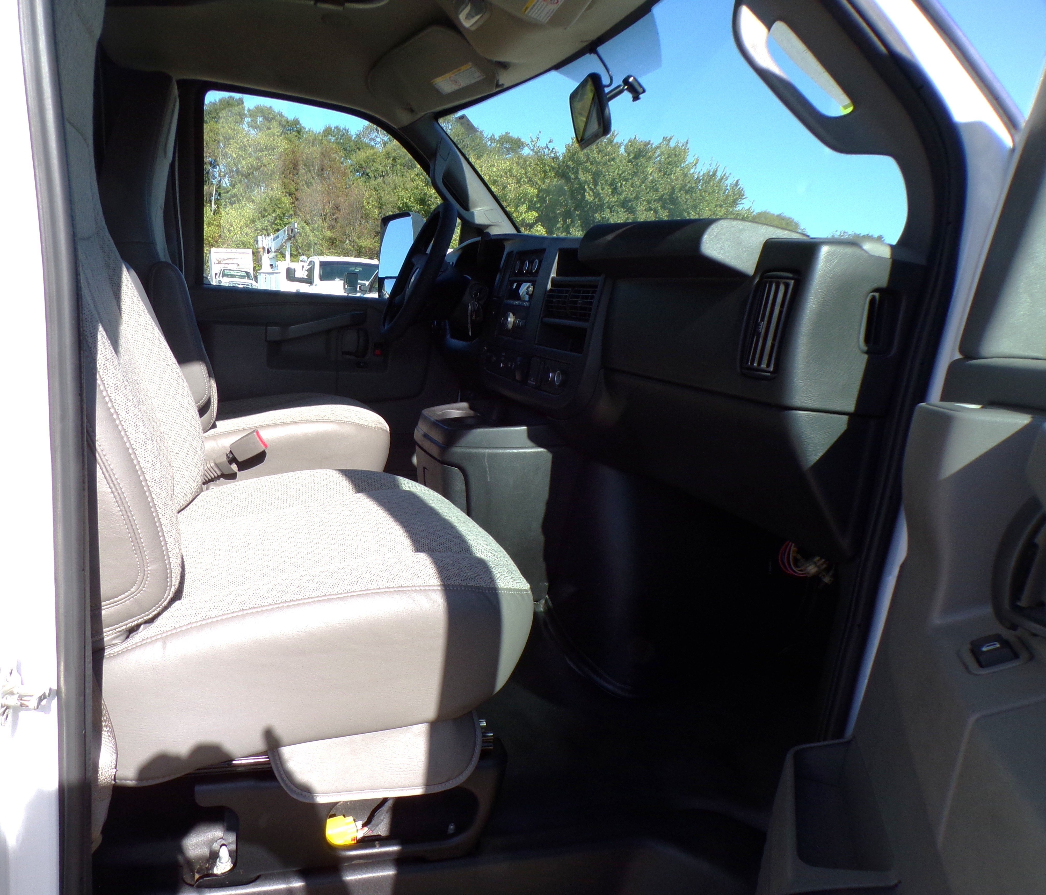Used 2020 Chevrolet Express 3500 RWD image 9