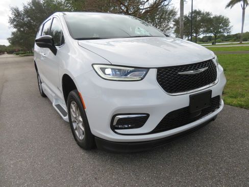 Used 2025 Chrysler Pacifica Select FWD image 7
