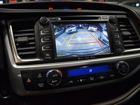 Used 2017 Toyota Highlander Limited image 30