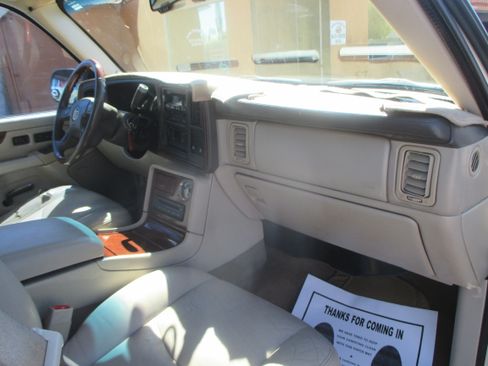 Used 2005 Cadillac Escalade ESV Premium image 3