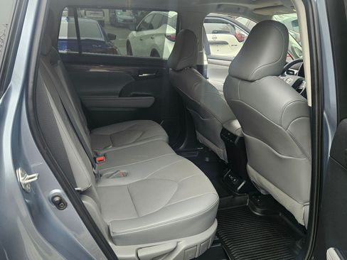 Used 2021 Toyota Highlander Limited image 16