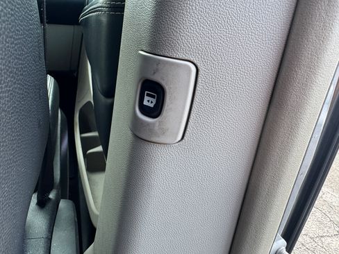 Used 2016 Chrysler Town & Country Touring image 21