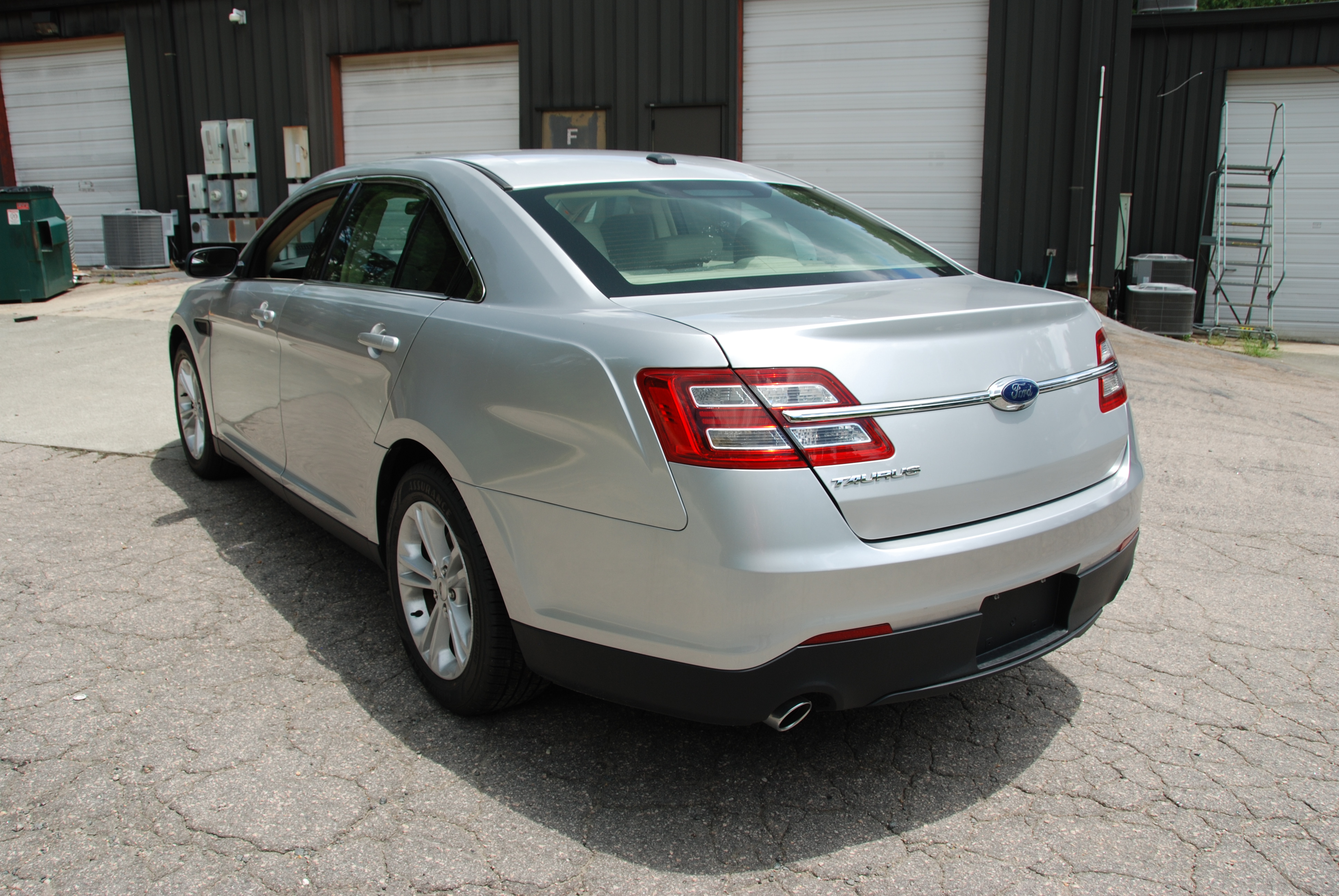 Used 2018 Ford Taurus SE FWD image 19