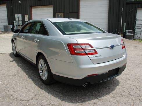 Used 2018 Ford Taurus SE FWD image 19