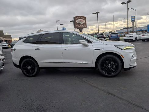 Used 2023 Buick Enclave Essence image 5