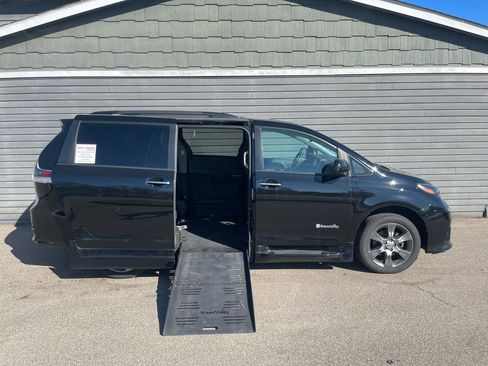 Used 2015 Toyota Sienna SE image 2