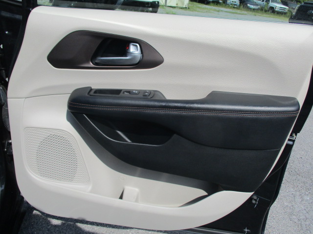 Used 2018 Chrysler Pacifica Touring-L FWD image 28