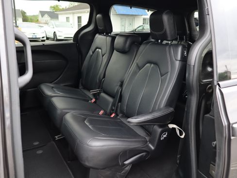 Used 2019 Chrysler Pacifica Touring-L FWD image 13