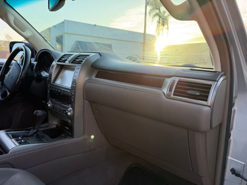 Used 2019 Lexus GX 460 image 28
