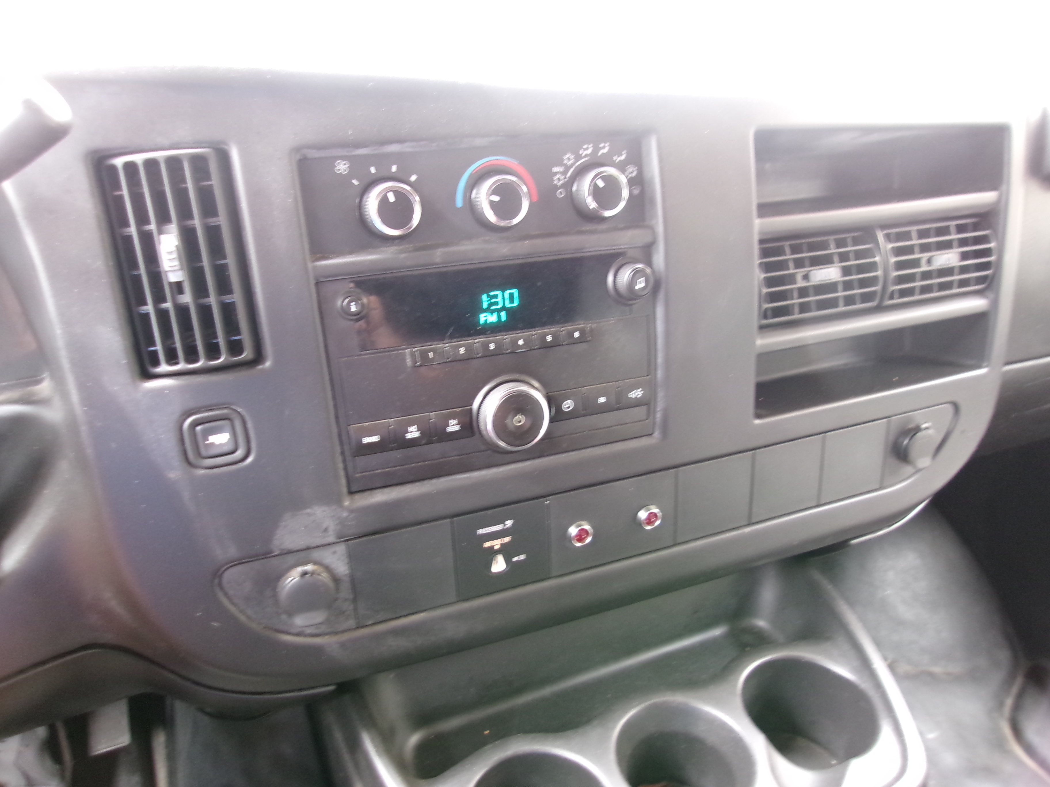 Used 2009 Chevrolet Express 2500 RWD image 3