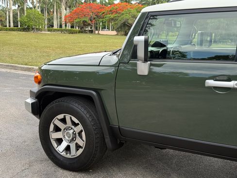 Used 2014 Toyota FJ Cruiser AWD/4WD image 32