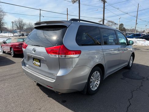 Used 2011 Toyota Sienna XLE image 28