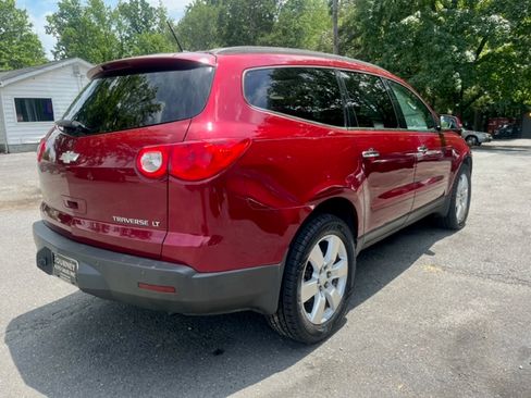 Used 2011 Chevrolet Traverse LT image 3